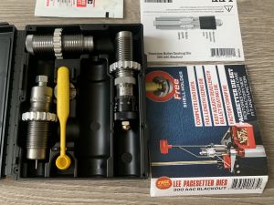 Набор из 3-х матриц с микрометром 300 AAC Blackout, Lee Micrometer Pacesetter Full Length Sizing 3-Die Set 90575 для снаряжения патронов 500M11745