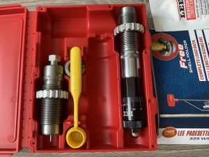 Набор из 2-х матриц с микрометром 325 WSM, Limited Production Lee Micrometer Full Length Sizing 2-Die Set 90923 для снаряжения патронов 500M11800